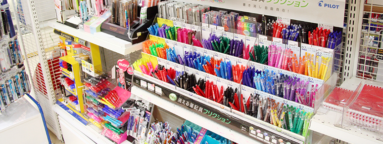 一般文具から事務用品まで豊富に選べるコーナー。